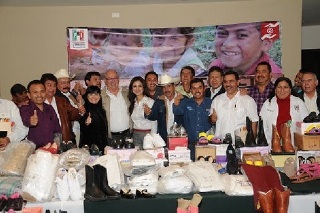 Activa PRI entrega de cobijas, ropa y calzado a familias de 13 municipios