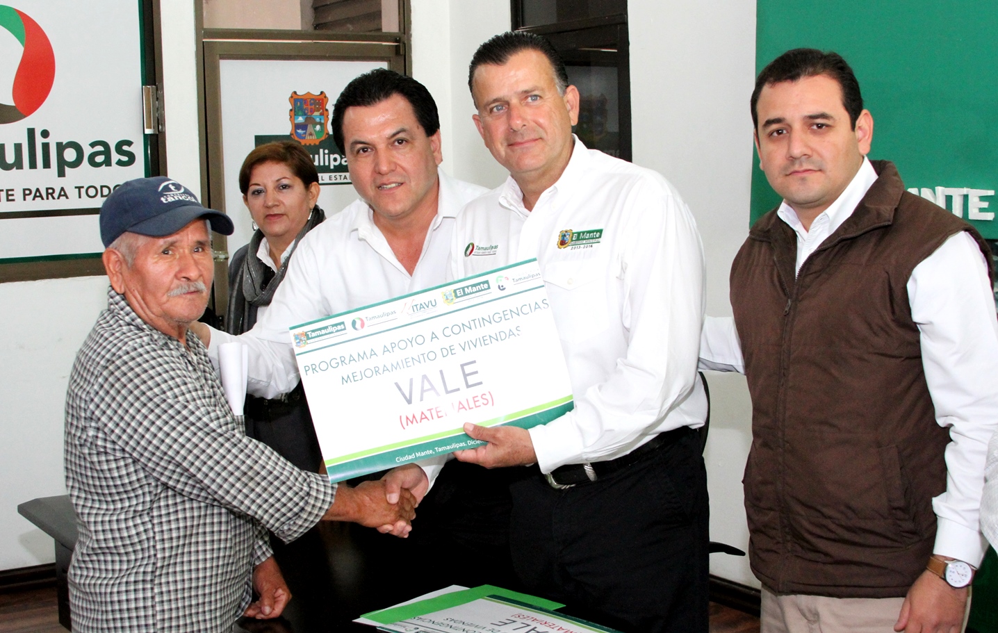 Distribuye Pablo apoyos a familias del Fraccionamiento Jalisco