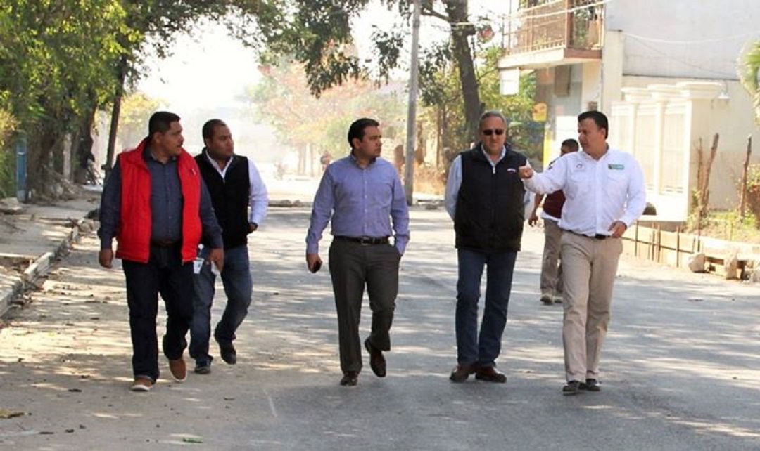 Supervisa Pablo obra integral de la calle Guayalejo