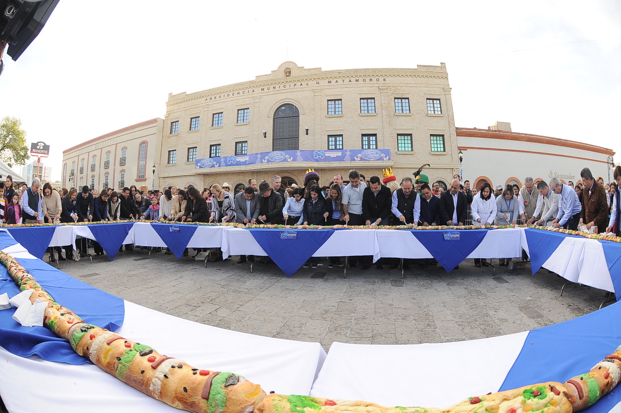 Entrega Lety Salazar juguetes y comparte la Rosca de Reyes con miles de matamorenses