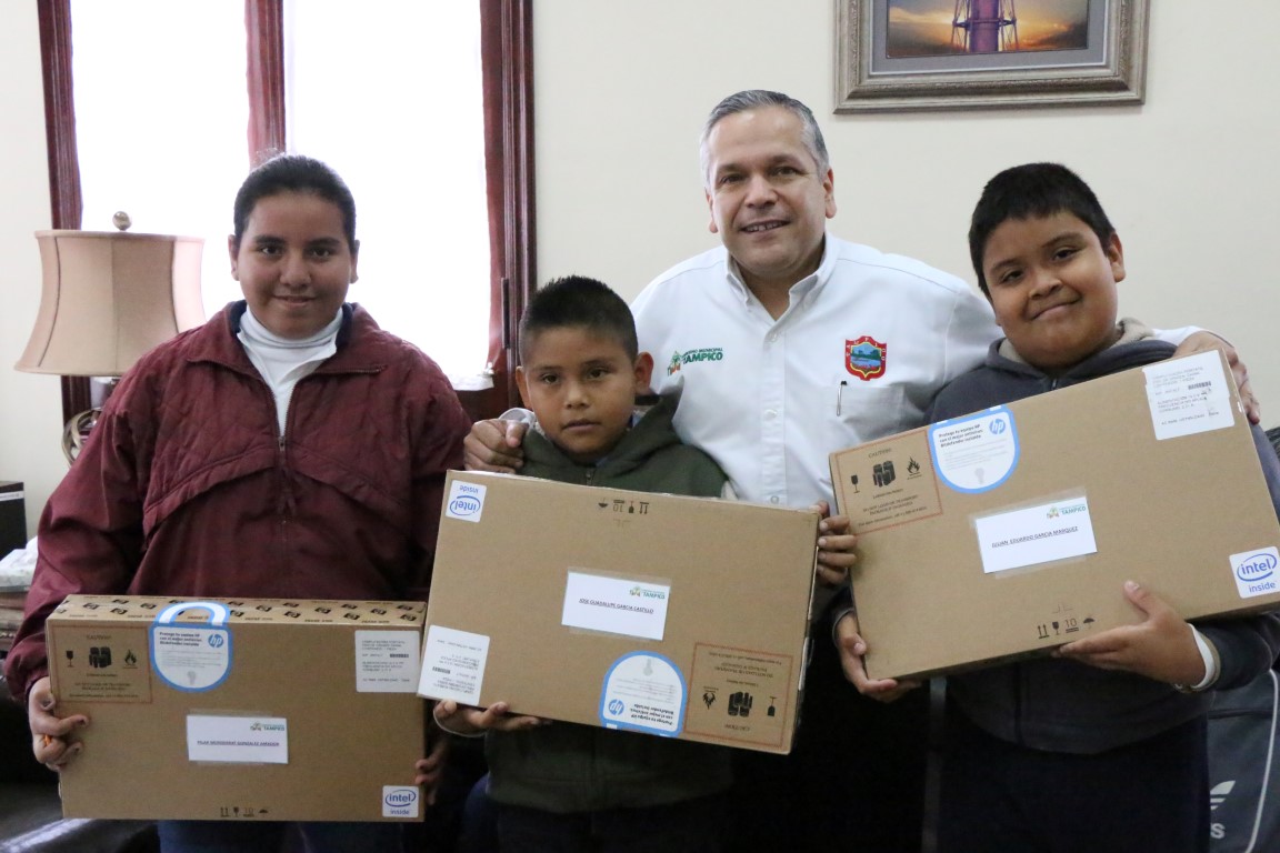 Entrega el alcalde de Tampico Gustavo Torres computadoras a niños de bajos recursos económicos