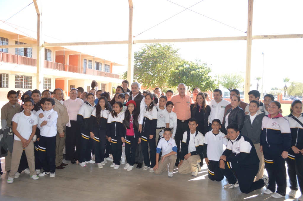 Entrega Alcalde JLHC apoyos al sector educativo del Municipio de Valle Hermoso