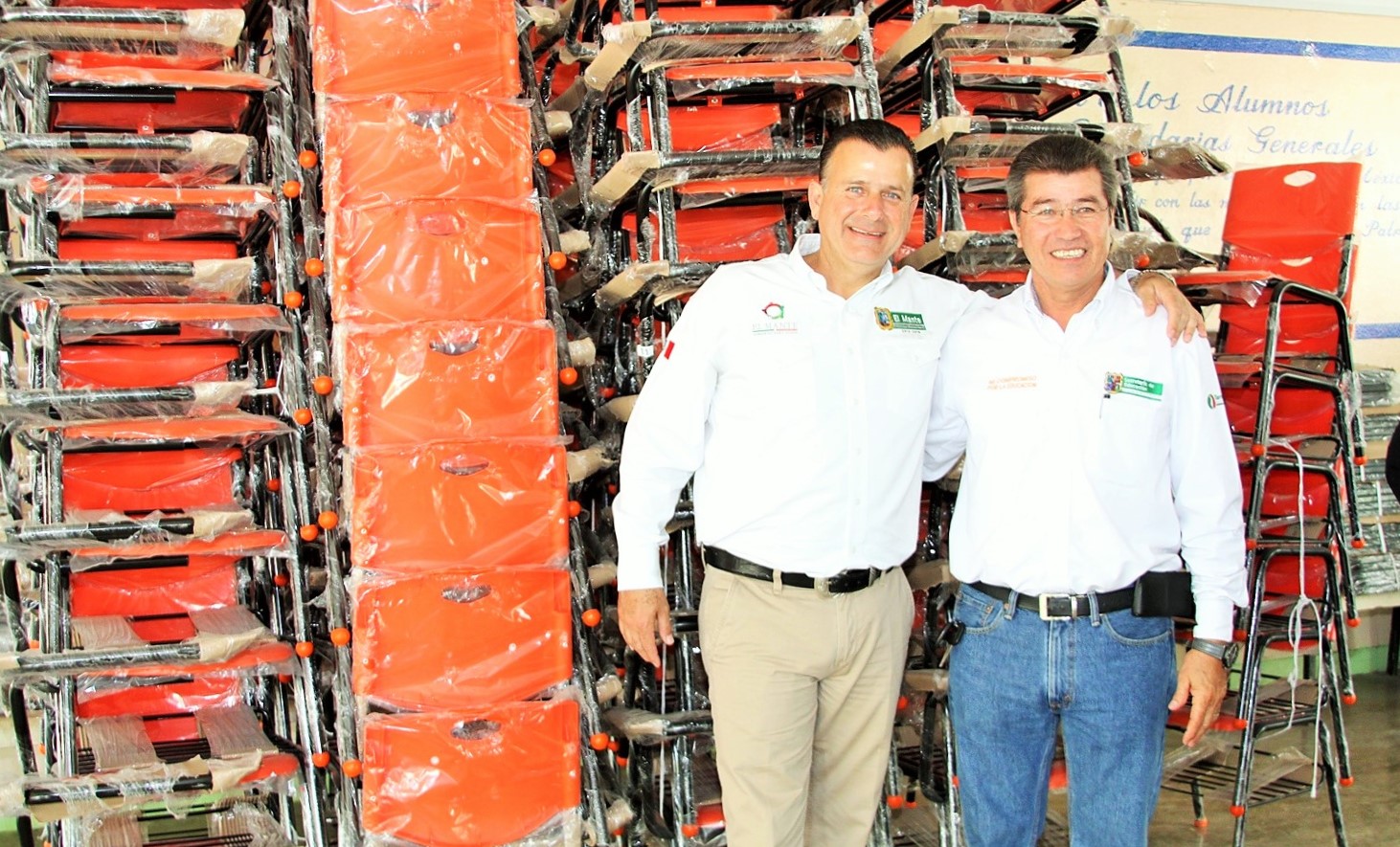 Distribuye Pablo mobiliario y equipo a escuelas de educación básica