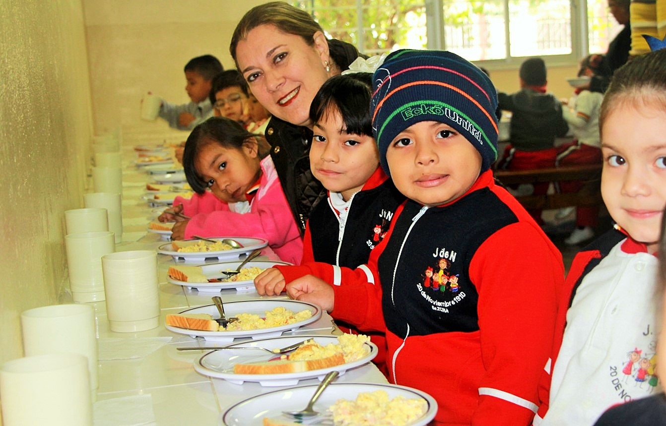Supervisa Verónica elaboración de desayunos escolares
