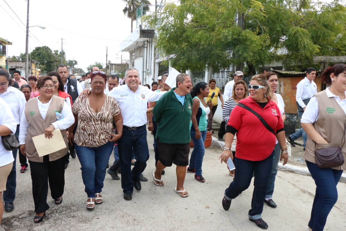 Alcalde Gustavo Torres Salinas efectúa visita de trabajo en la colonia Morelos donde inaugura una calle y toma protesta a Comité de Obra