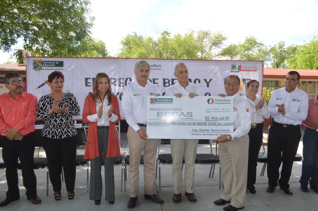 Entrega alcalde Hernández Castrellón becas y estímulos educativos