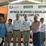 Entrega alcalde Hernández Castrellón becas y estímulos educativos