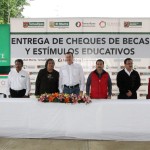 Dan continuidad a entrega de becas en zona rural