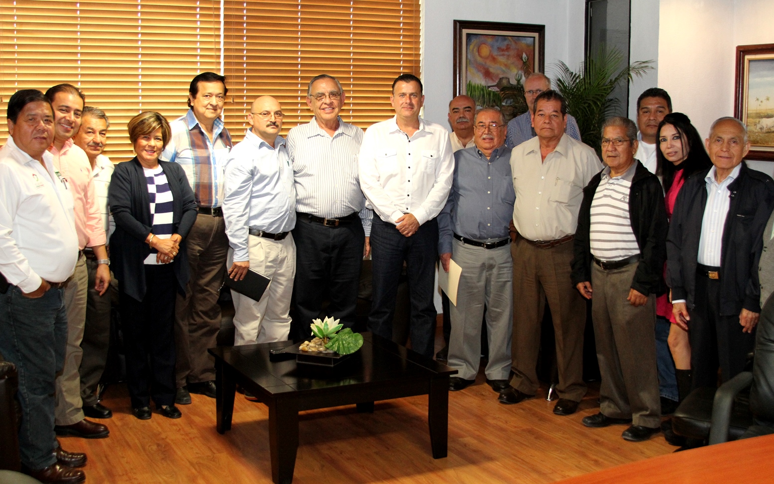 Recibe Pablo a nuevo consejo directivo de Canaco Mante