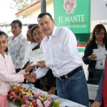 Dan continuidad a entrega de becas en zona rural