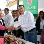 Dan continuidad a entrega de becas en zona rural