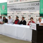 Dan continuidad a entrega de becas en zona rural