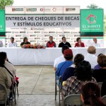 Dan continuidad a entrega de becas en zona rural