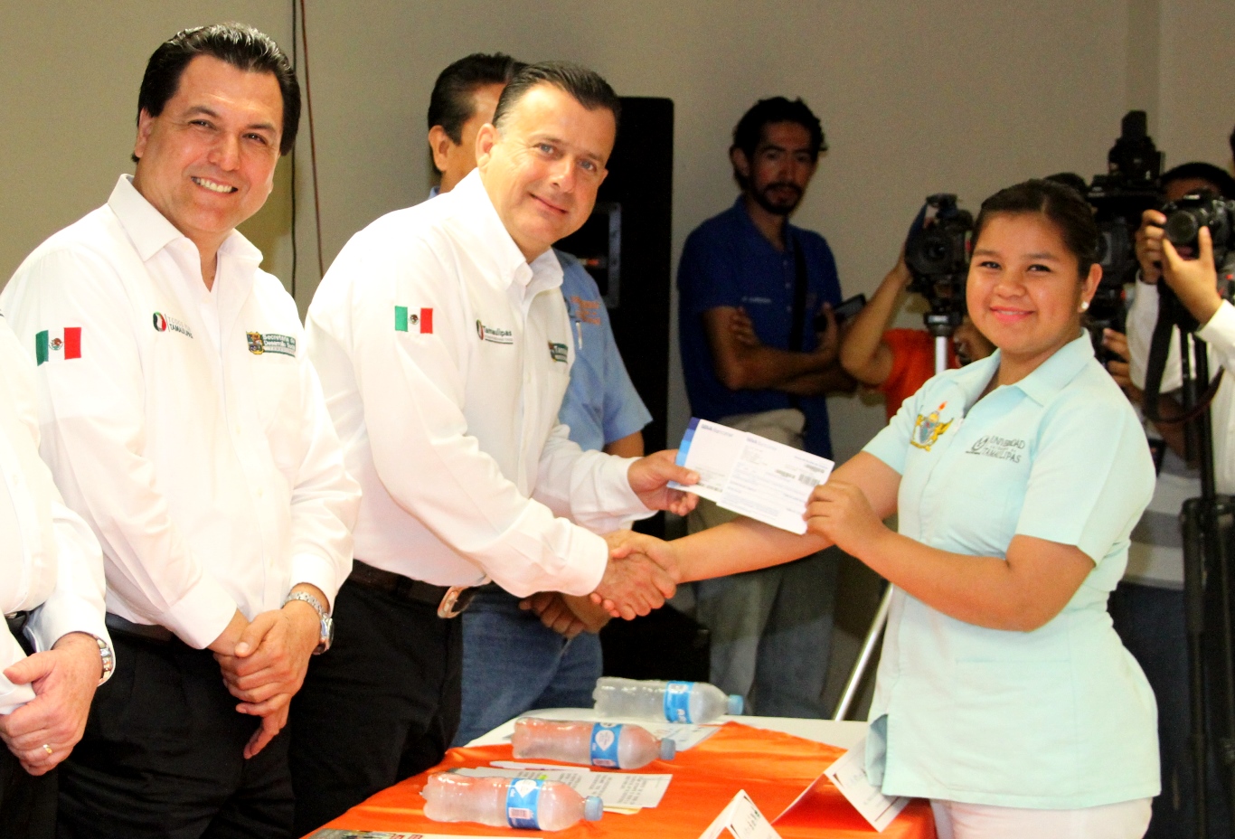 Encabeza Pablo entrega de becas Manutención para la educación superior
