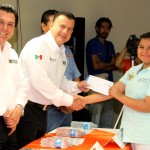 Encabeza Pablo entrega de becas Manutención para la educación superior
