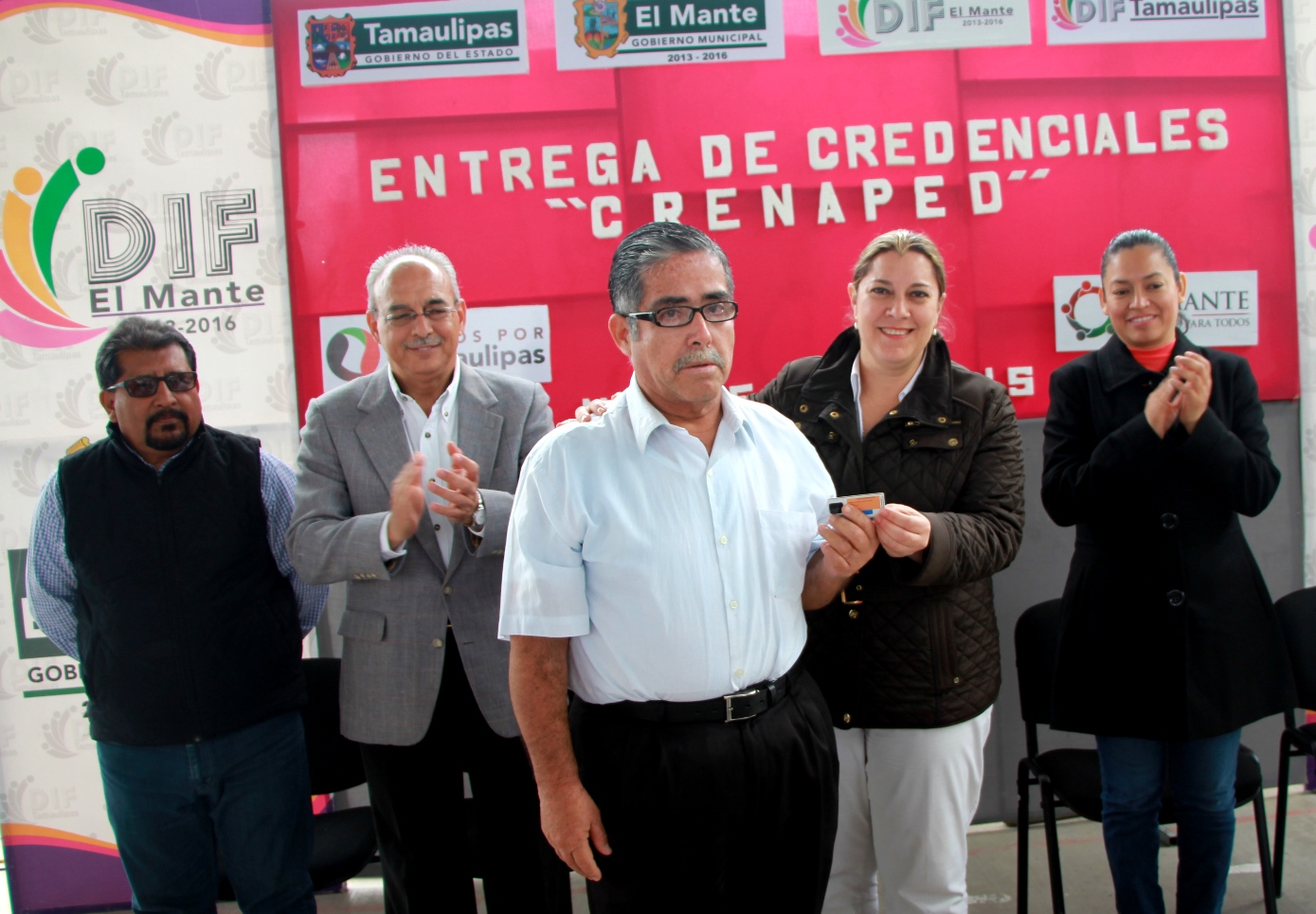 Distribuye Verónica credenciales CRENAPED