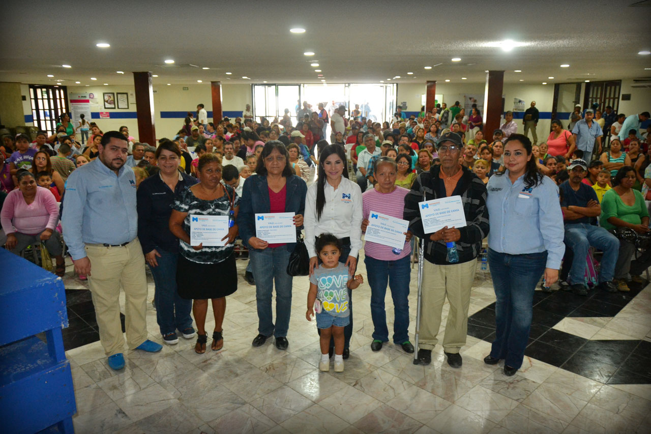 Entrega Alcaldesa Lety Salazar bases de cama a 300 familias matamorenses