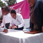 Víctor Báez y su planilla firman compromiso notariado en acto público, ajustarán a la baja 35% de su salario"