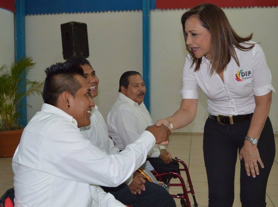 Entrega Silvia Alcaraz de Torres apoyos al Grupo de Danza Integra