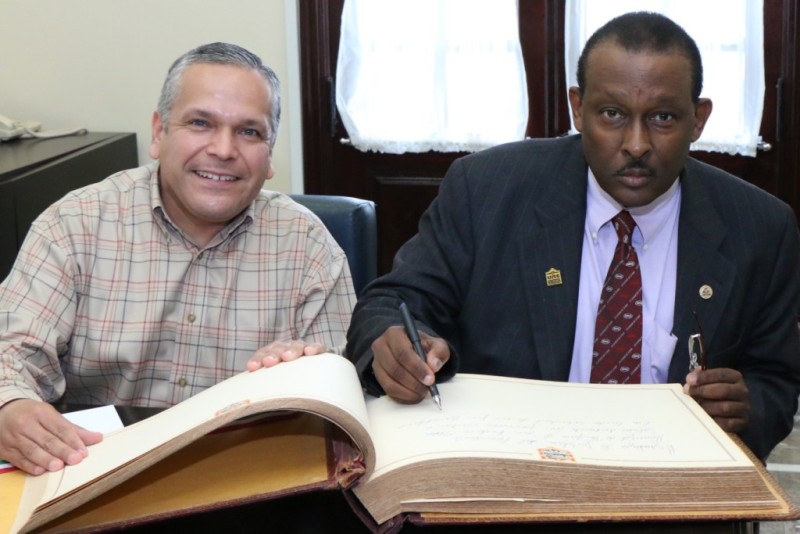 Recibe alcalde Gustavo Torres Salinas visita del embajador de Haití en México, Guy Lamothe