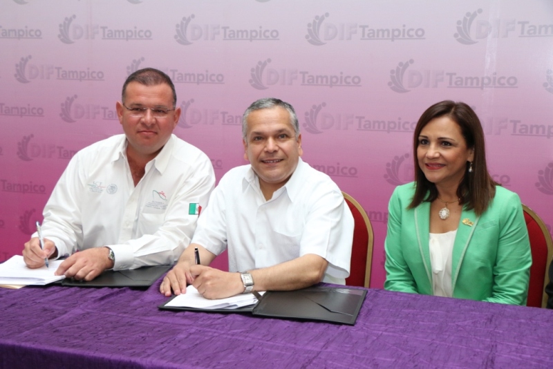 Dona API Altamira autobús al Sistema DIF Tampico