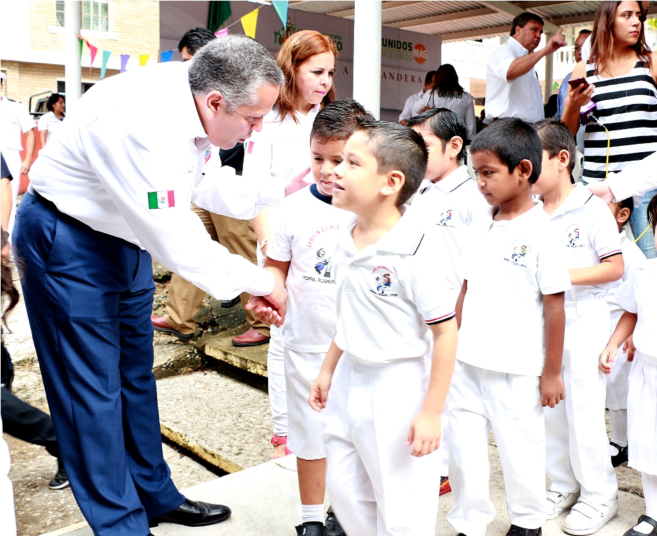 Visita Gustavo Torres Salinas el Jardín de Niños " Rosaura ...