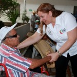 Entrega Verónica beneficios a abuelitos de Casa Hogar
