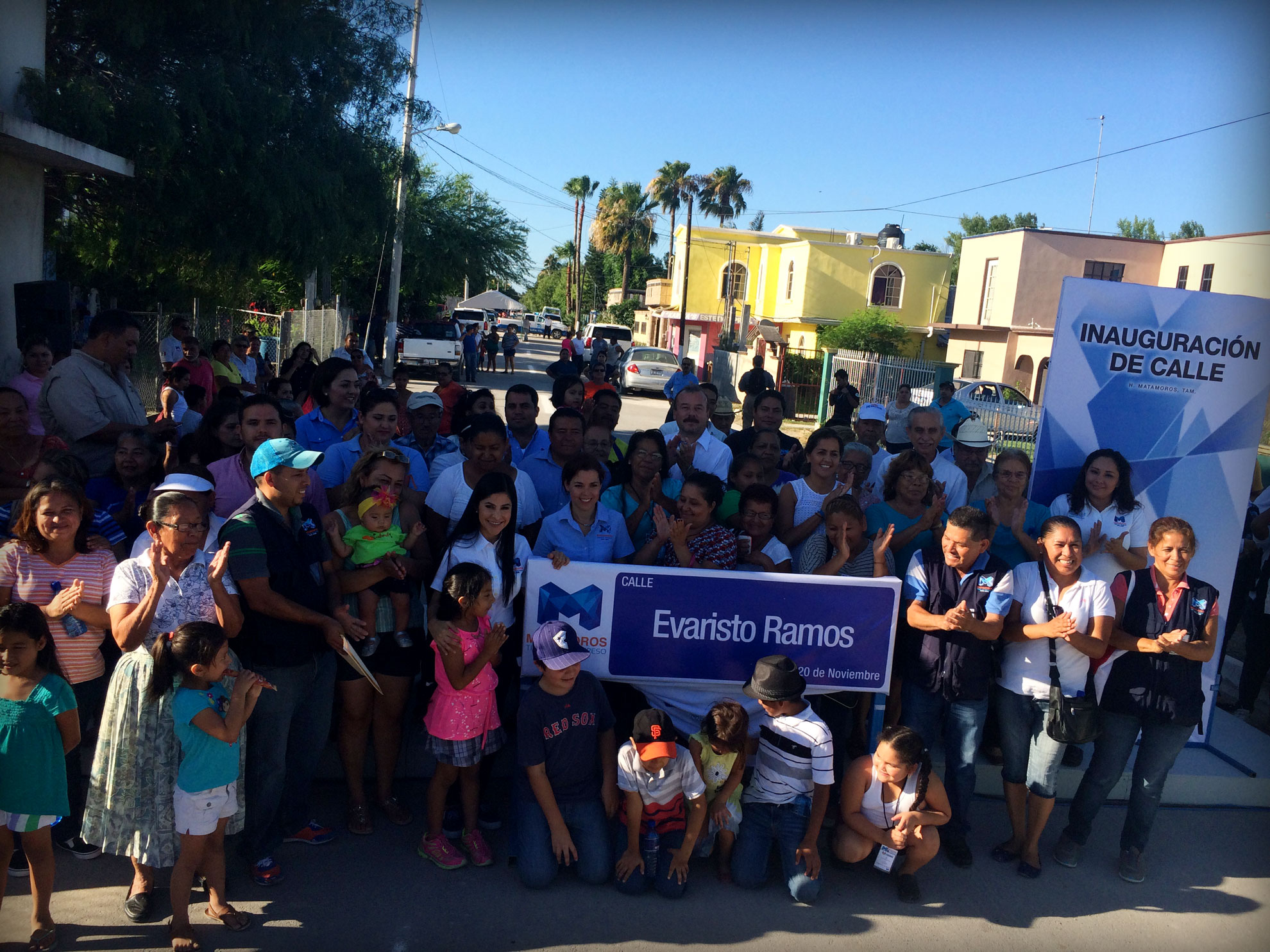 Después de 40 años de espera, la Alcaldesa Lety Salazar les pavimenta la calle a colonos