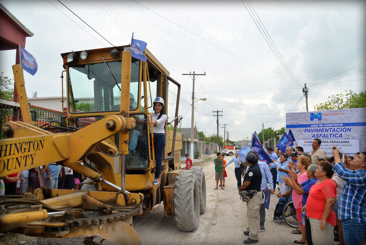 Se acaba espera de 45 años, Lety Salazar les pavimenta su calle