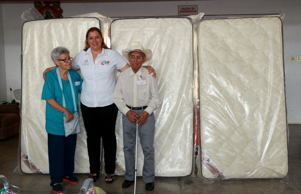 Entrega Verónica beneficios a abuelitos de Casa Hogar
