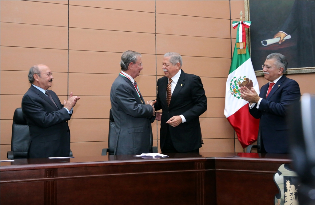 Entrega el Gobernador medalla “Emilio Portes Gil” a José Abel Soberón Pérez
