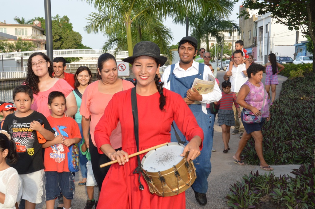 Cientos de personas han asistido al festival de verano 2015 en el Paseo La Cortadura