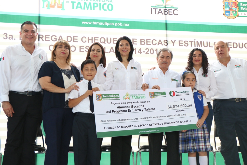 Entrega Gobierno del estado y municipio más de 6 millones de pesos en becas y estímulos educativos