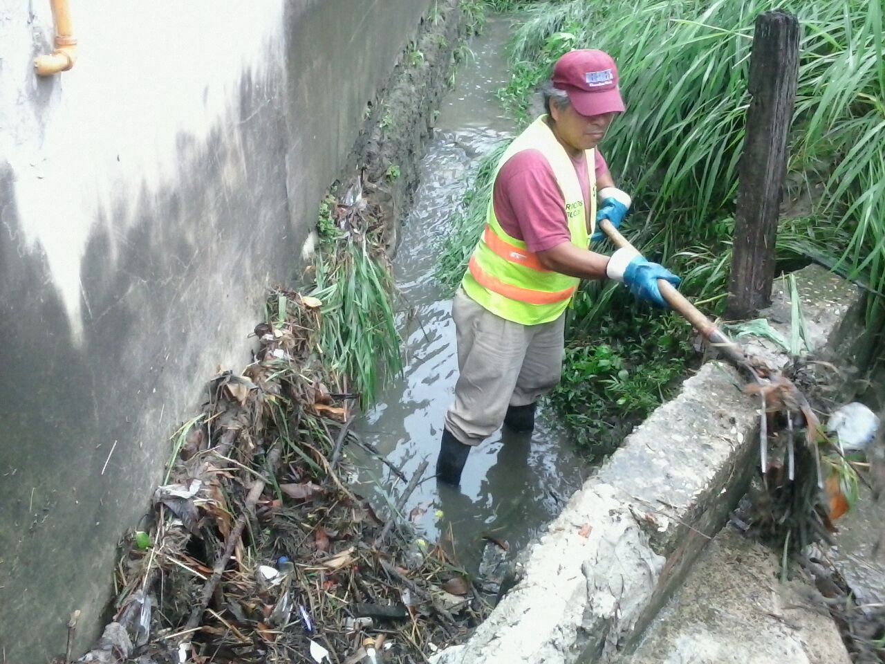 Intensifica el Gobierno de Tampico limpieza en canales a cielo abierto