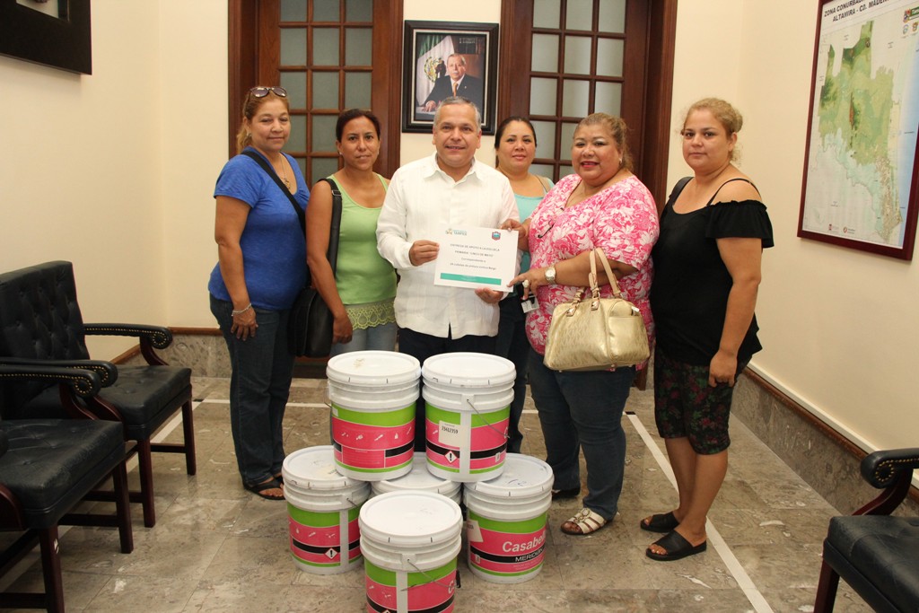 Cumple Gustavo Torres entregando botes de pintura a instituciones educativas