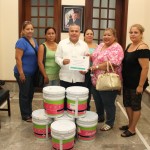 Cumple Gustavo Torres entregando botes de pintura a instituciones educativas