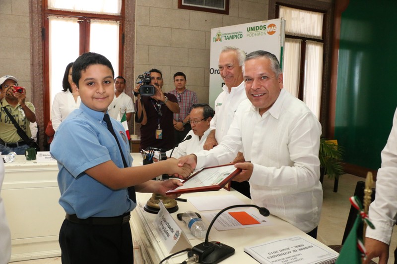 Reconoce Gustavo Torres a alumnos que obtuvieron el primer lugar en la Olimpiada del Conocimiento realizada en Tamaulipas