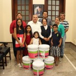 Cumple Gustavo Torres entregando botes de pintura a instituciones educativas