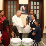 Cumple Gustavo Torres entregando botes de pintura a instituciones educativas