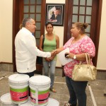 Cumple Gustavo Torres entregando botes de pintura a instituciones educativas