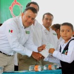 Entrega Pablo González, 5.5 millones en Becas y estímulos