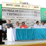 Entrega Pablo González, 5.5 millones en Becas y estímulos