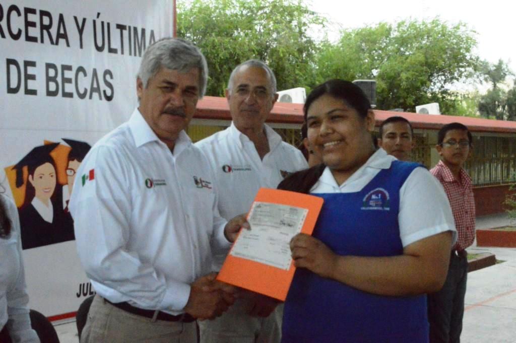 Entrega alcalde 2 mil 384 becas a alumnos de educación básica y media superior
