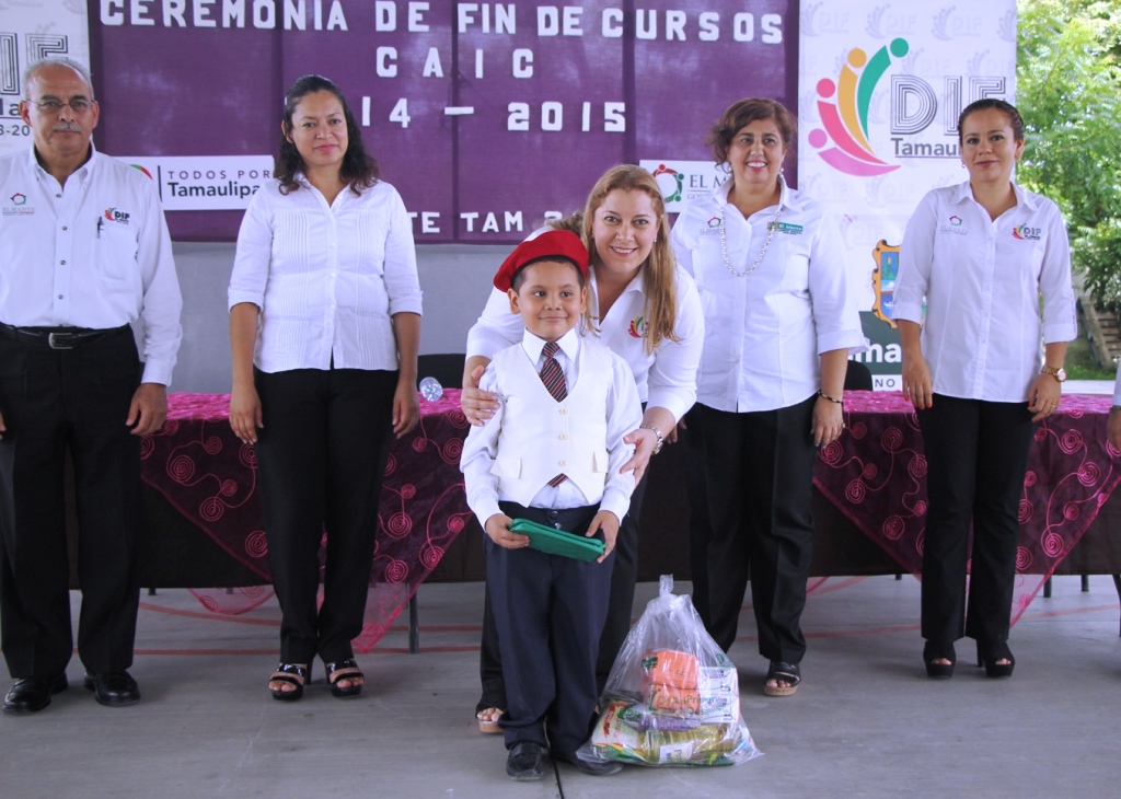 Preside Verónica ceremonia de fin de cursos del CAIC