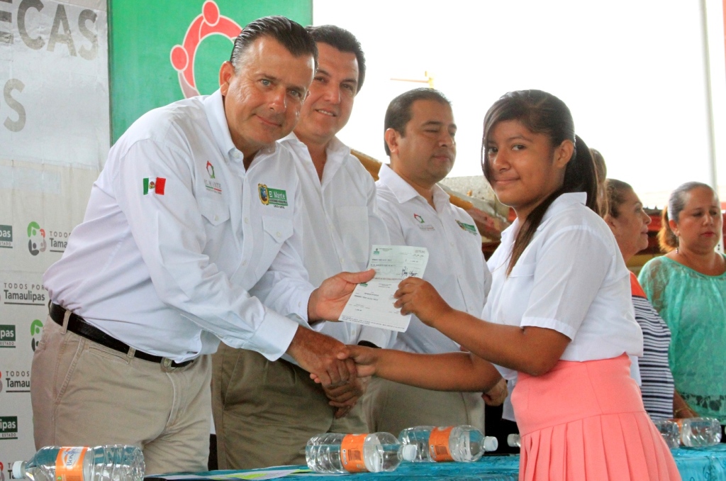 Entrega Pablo González, 5.5 millones en Becas y estímulos