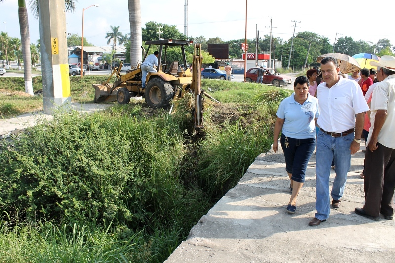 Supervisa Pablo acciones de limpieza y desazolve en Dren de la Colectiva