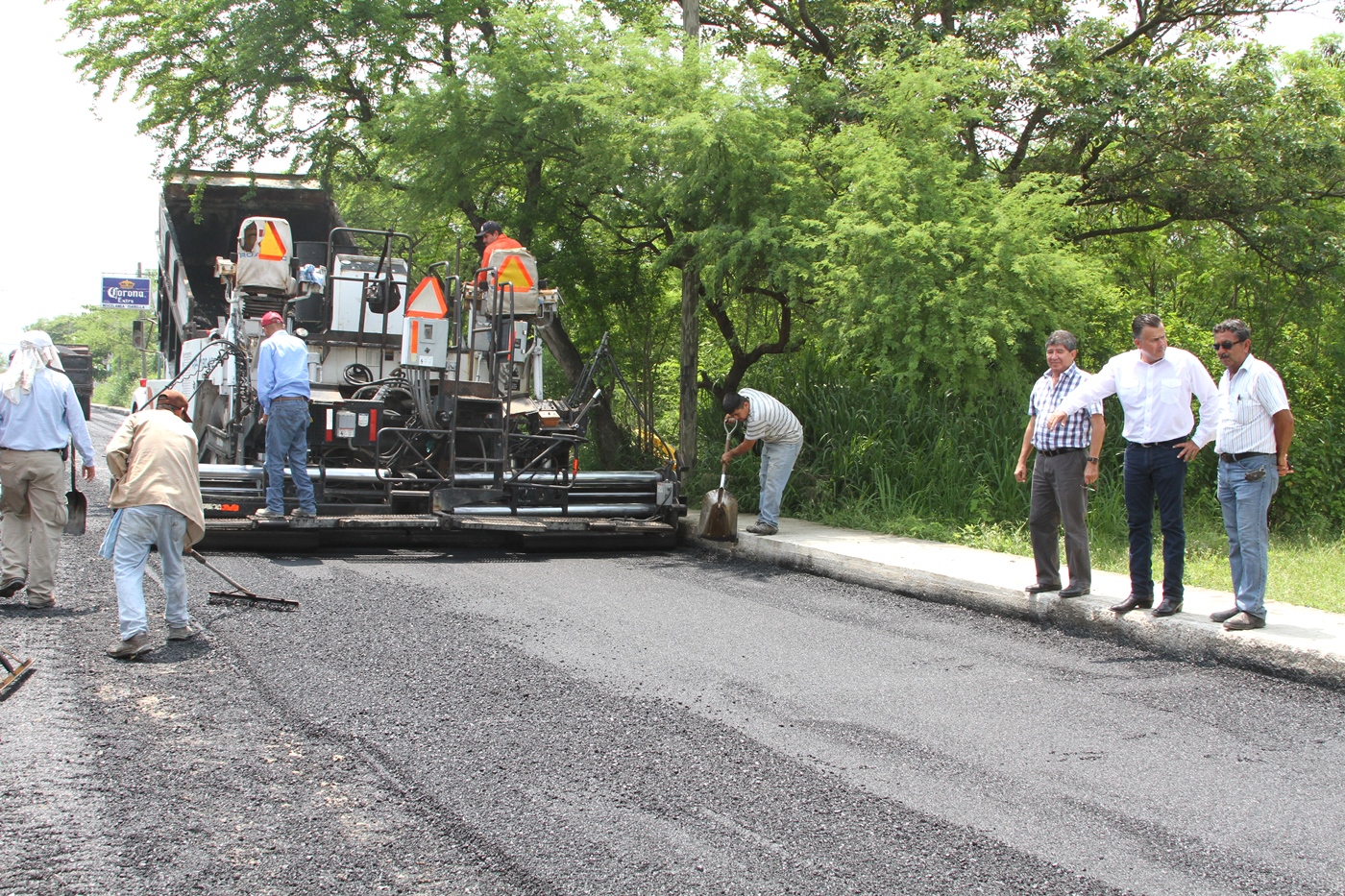 Supervisa Pablo obra de pavimentación asfáltica de la Col. Plan de Ayutla