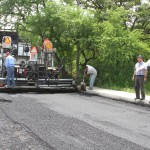 Supervisa Pablo obra de pavimentación asfáltica de la Col. Plan de Ayutla