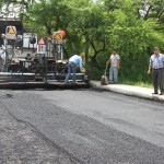 Supervisa Pablo obra de pavimentación asfáltica de la Col. Plan de Ayutla
