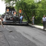 Supervisa Pablo obra de pavimentación asfáltica de la Col. Plan de Ayutla
